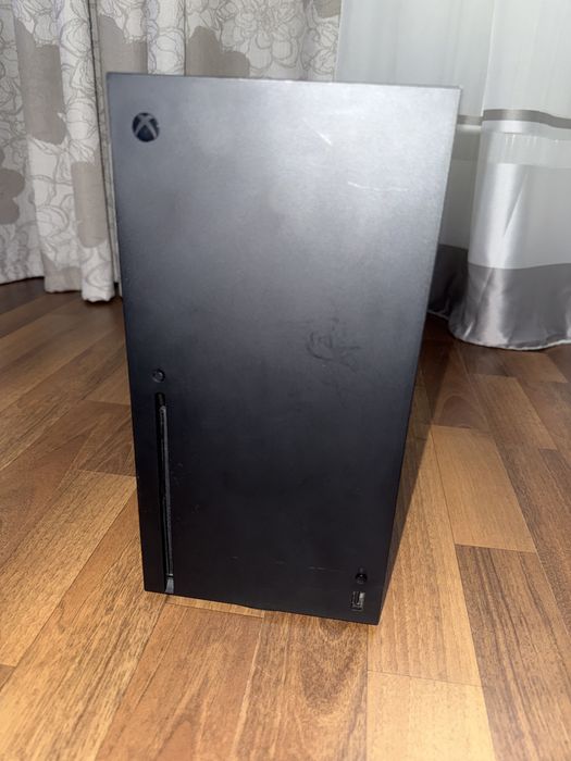 [Rezervat] Schimb/Vând Xbox series x încă în garanție.