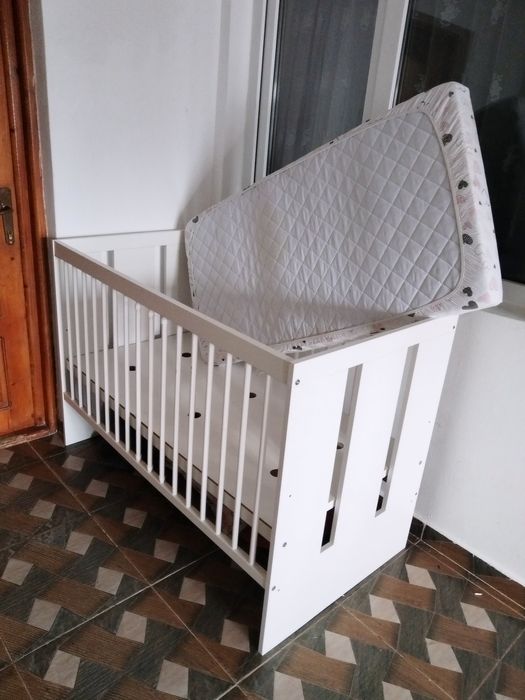 Pătuț de copii aproape nou