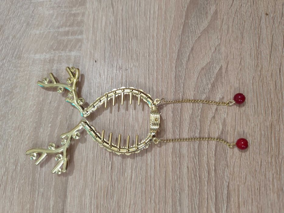 Коледна фиба с еленови рога аксесоар за коса с перли и златни детайли