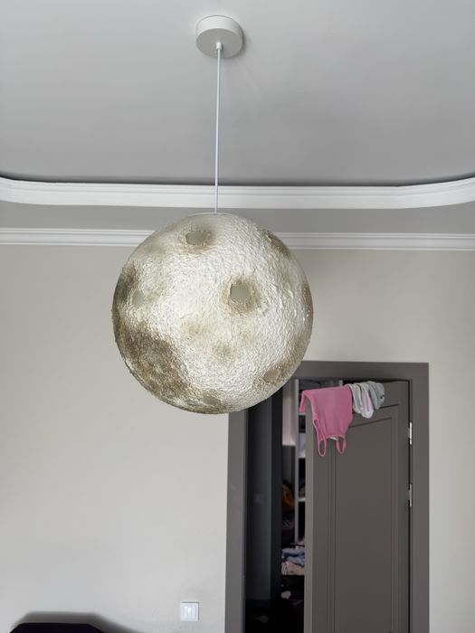 люстра в виде луны