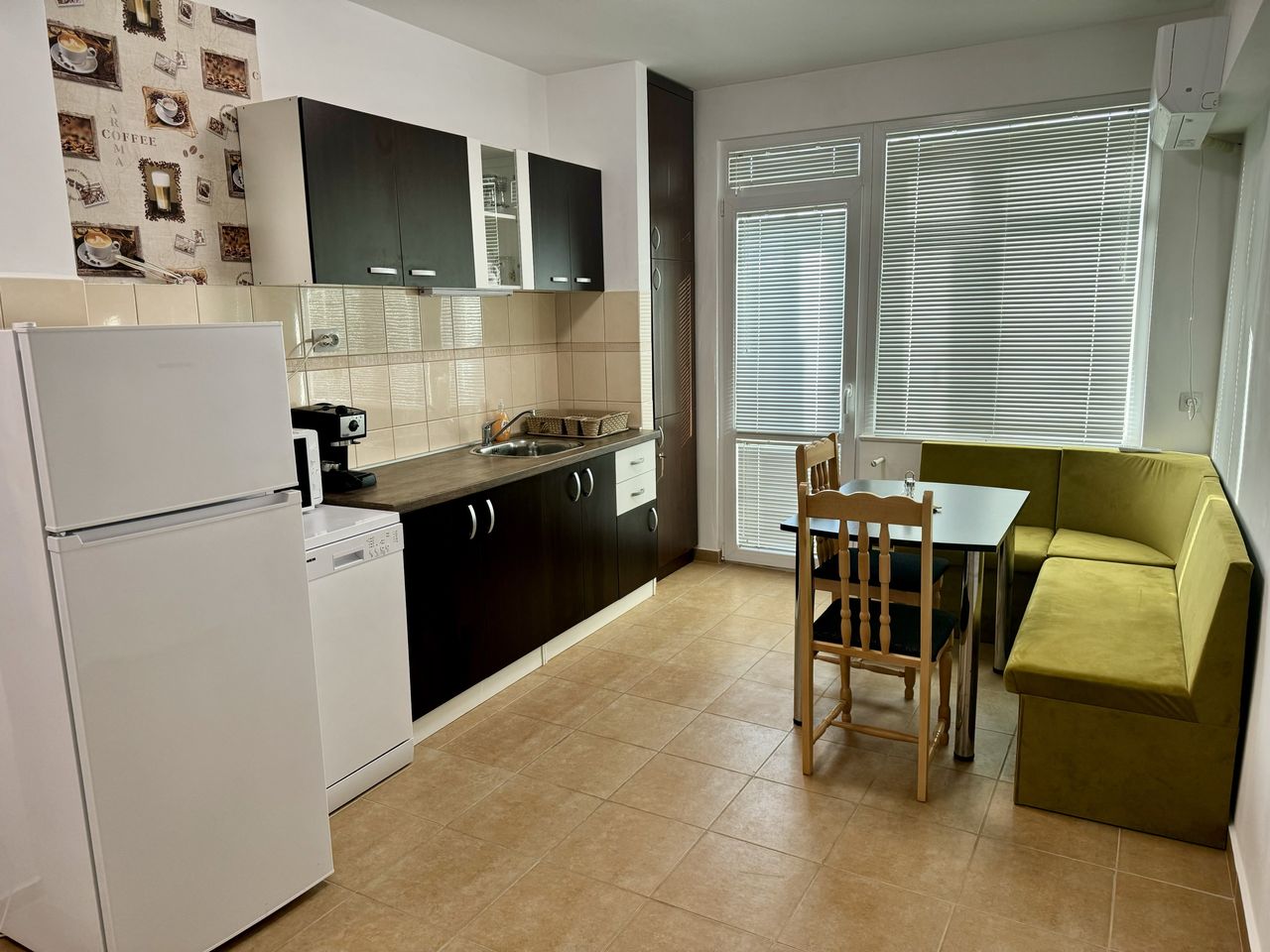 Дава се под наем Тристаен апартамент в Плевен, Сторгозия - 83 кв.м за 408 € - Снимка #2