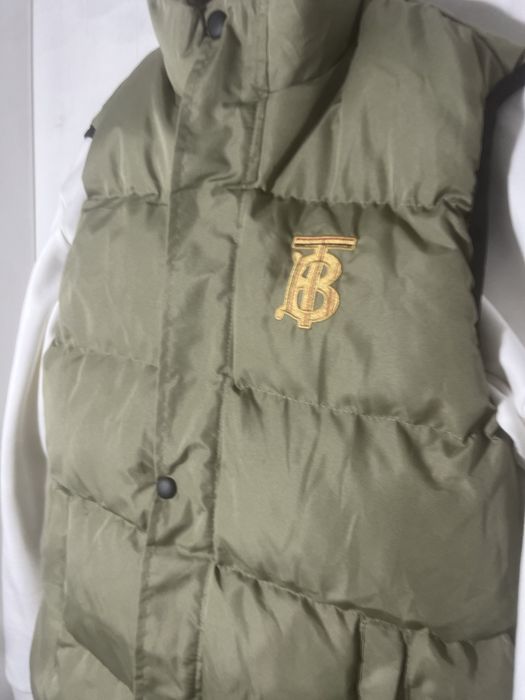 Vesta BURBERRY verde groasă cu logo brodat auriu