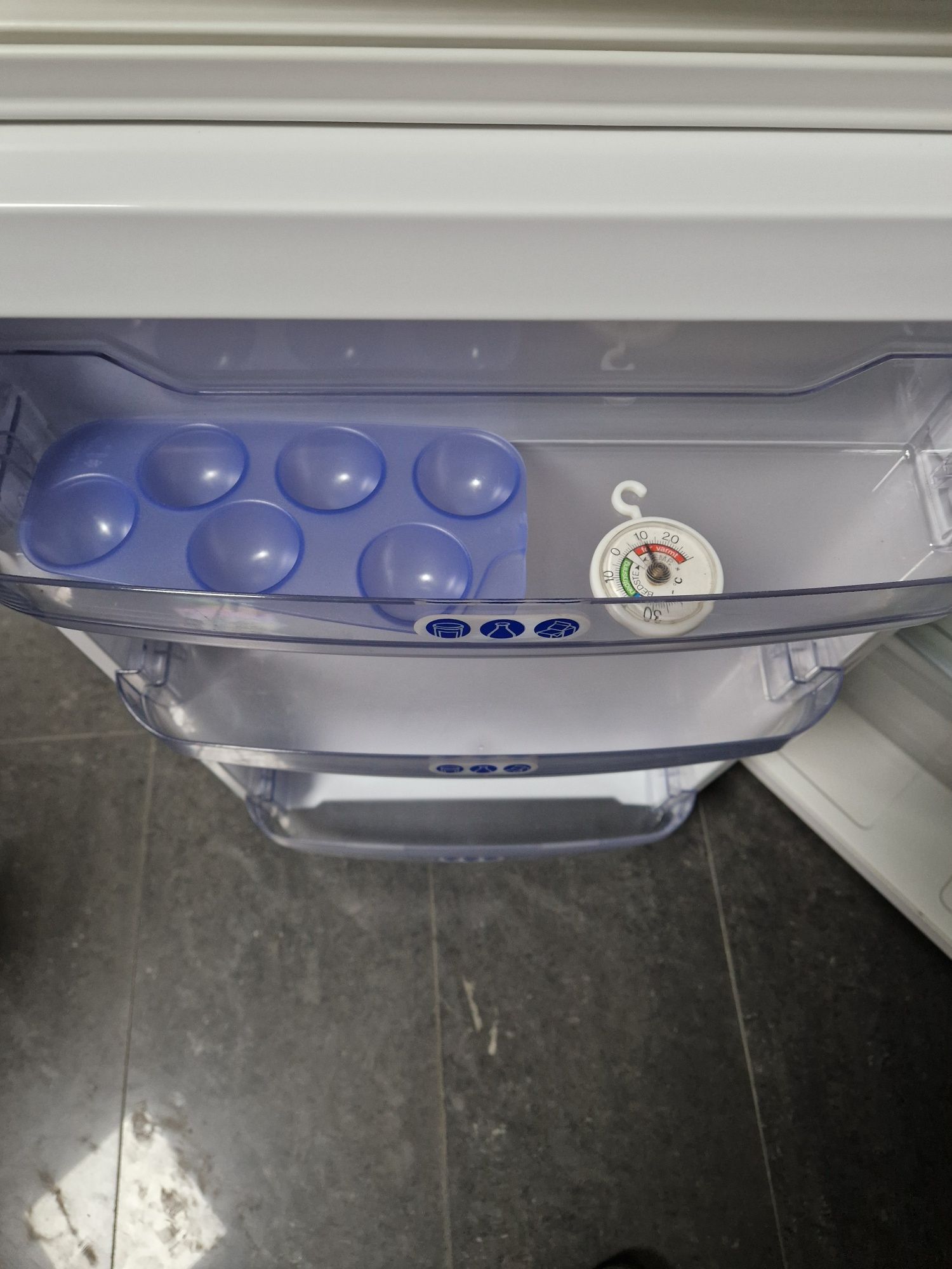 Хладилник с горна Камера Whirlpool 49 см широк