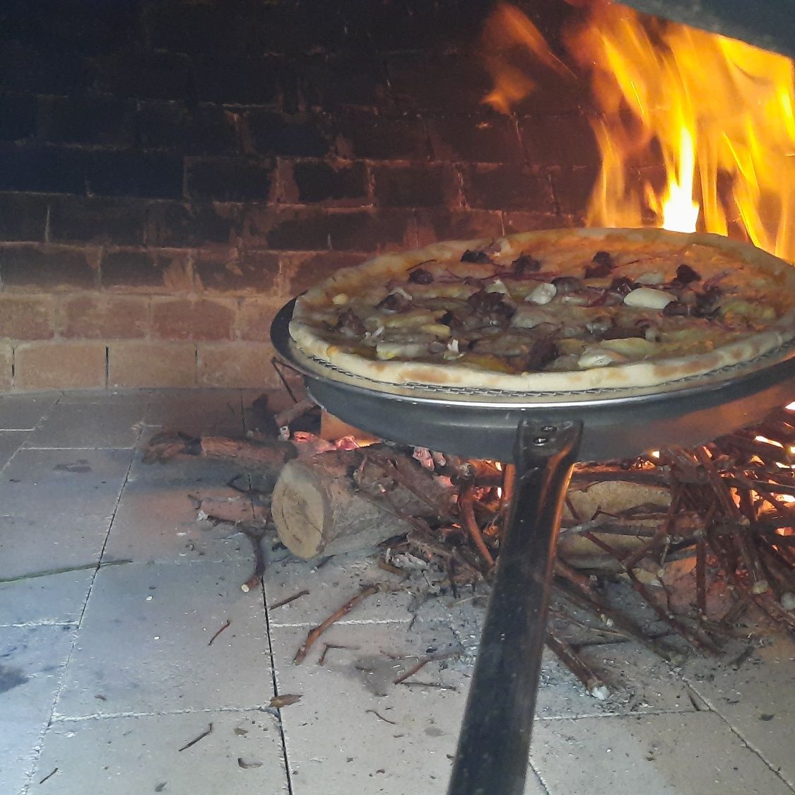 Pompei pechka pitsa va boshqa narsalar pishiradi