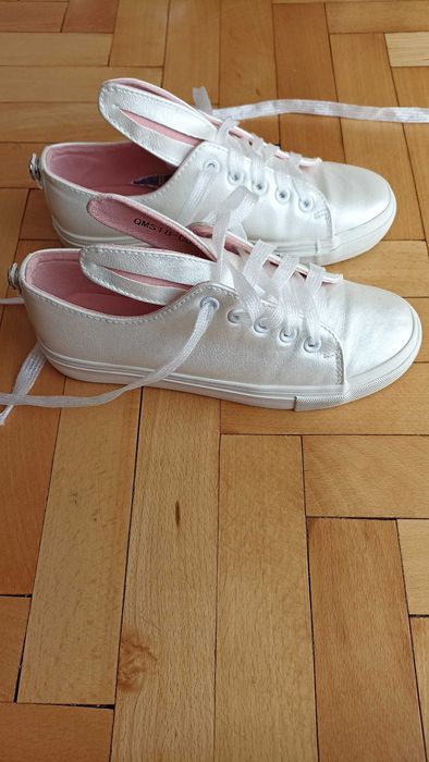 Бели блестящи обувки със "заешки ушички"