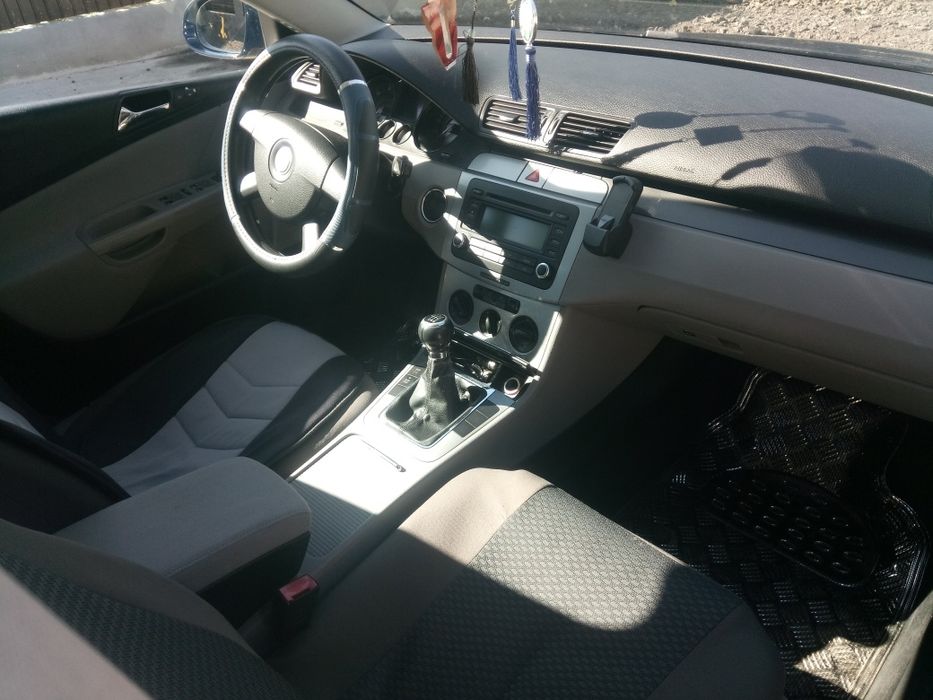 Vând Volkswagen Passat B6