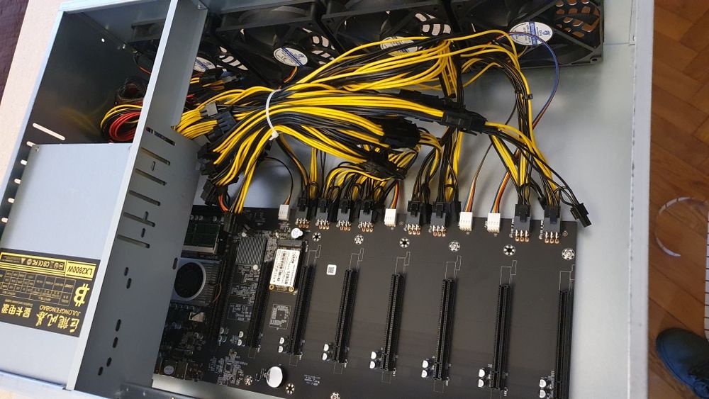 Mining rig cu plăci de 8G