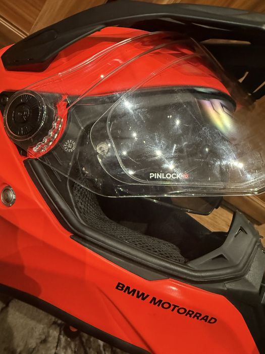 BMW Motorrad – модел с визьор и козирка (Adventure/Enduro стил).