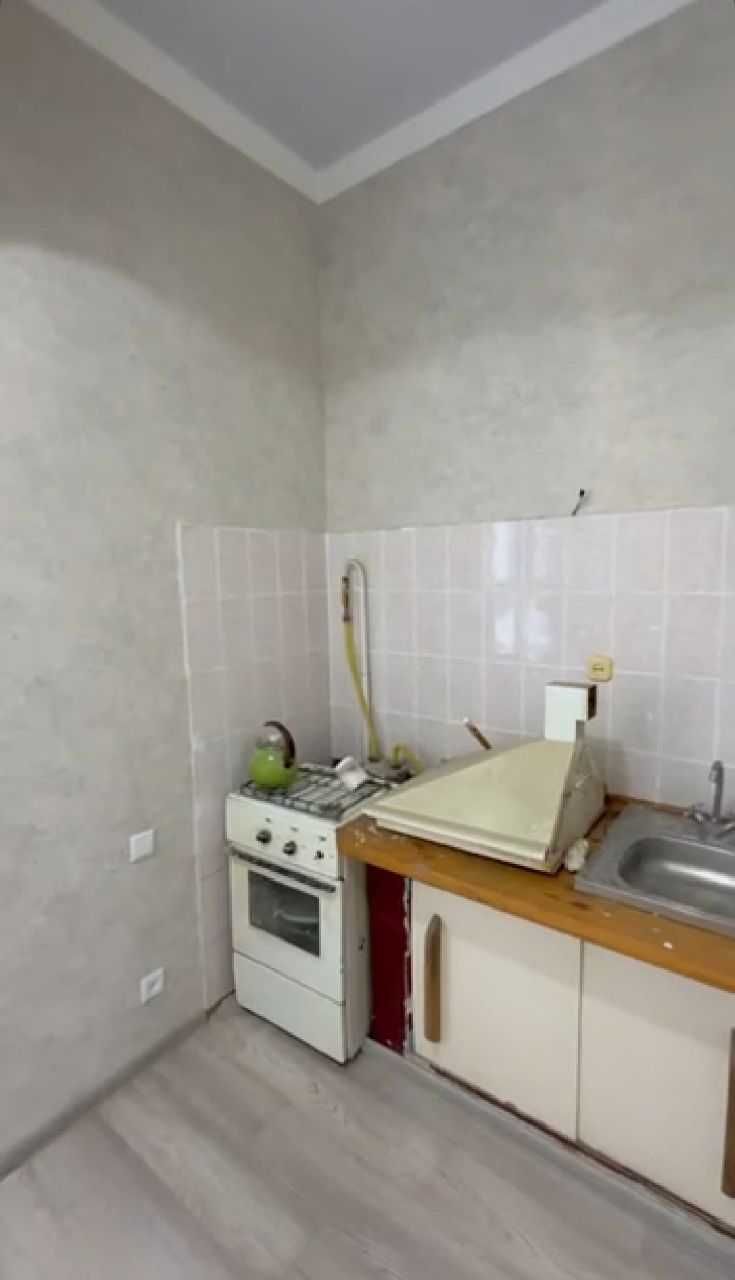 Высокопотолочка,1/3/3,Ор-р:Парк-улица Бабура,махалля Ракат,33м2,Ремонт