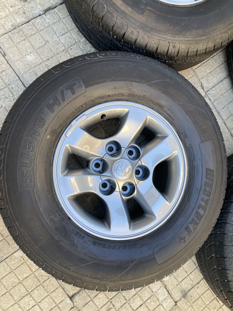 Гуми с лети джанти за тойота хайлукс/Hilux 15x7JJ 02-04г