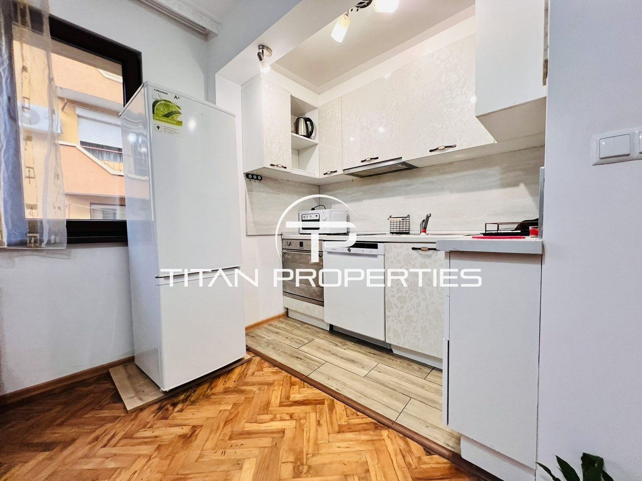 Дава се под наем Тристаен апартамент в Бургас, Център - 80 кв.м за 459 € - Снимка #1