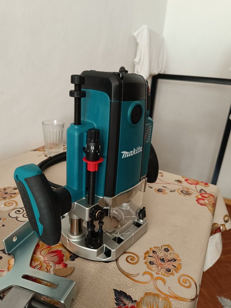 Фрезер makita RP2302FC