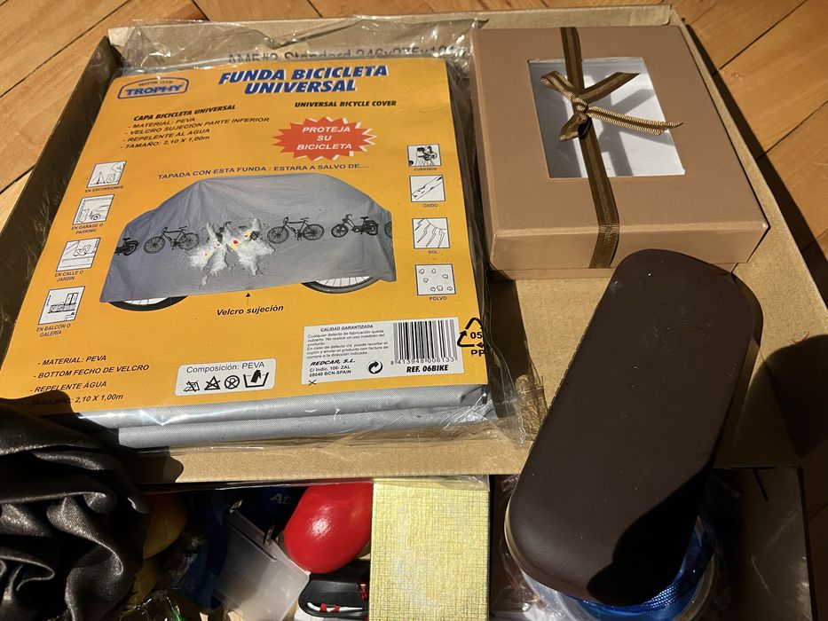 Кутия с малки подаръчета