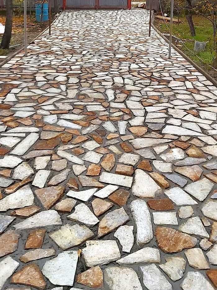 Pardoseli, placări, grătare și alte lucrări cu piatră naturală