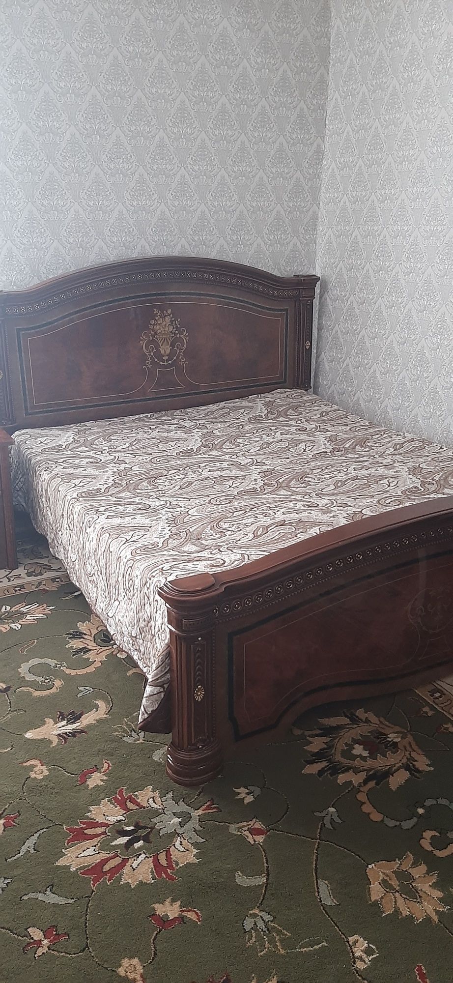 Продам двухспальную кровать вместе с тумбочками
