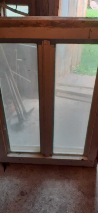 Vand fereastra din lemn de brad