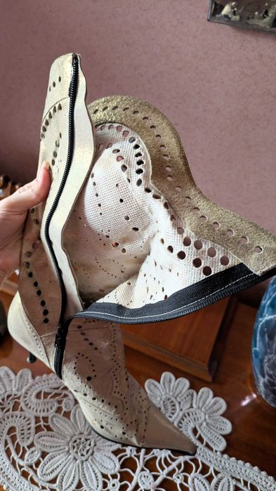 Cizme Elegante de Vară din Piele Întoarsă Bej cu Decupaje Laser