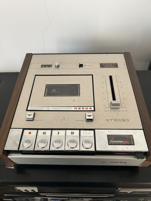 Linie/ combina Philips, radiocasetofon Universum