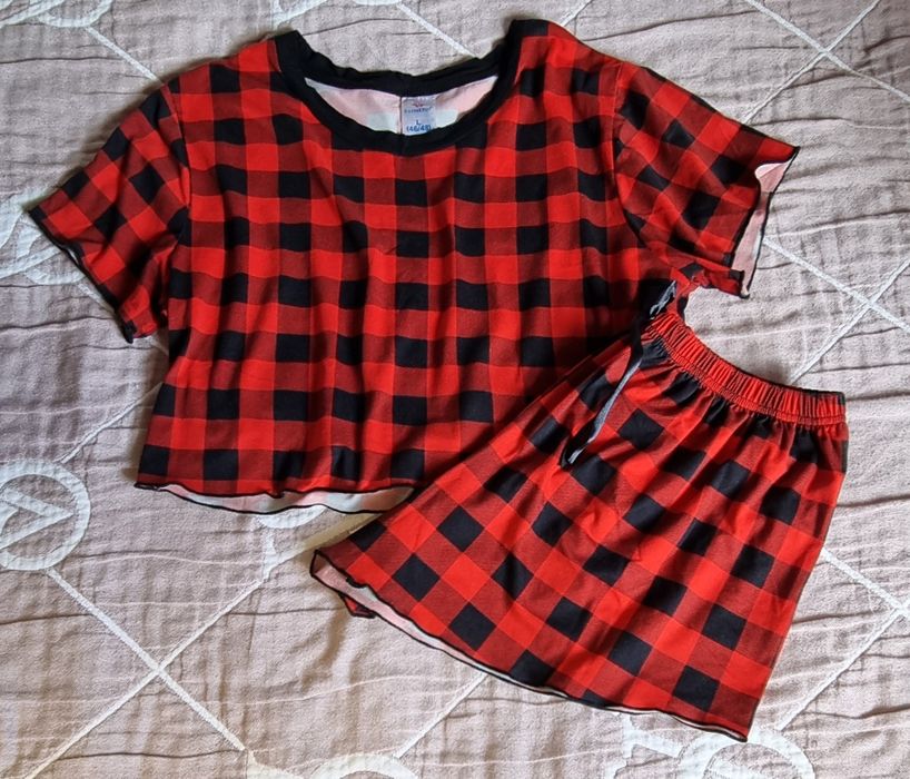 Pijama roșie, top și șorturi.