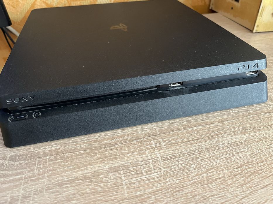 Продам PS4 slim + 16 игр на дисках