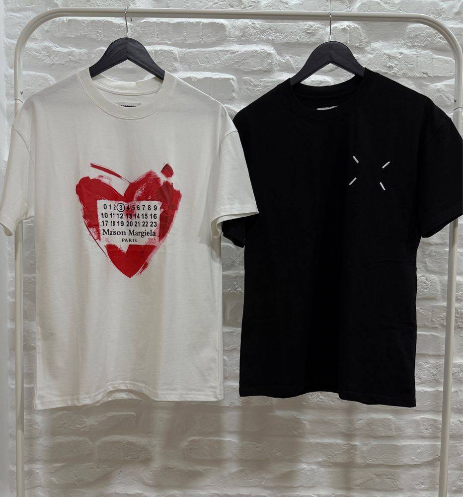 Мъжки Тениски Maison Margiela Black & White T-shirt Number & Red Heart