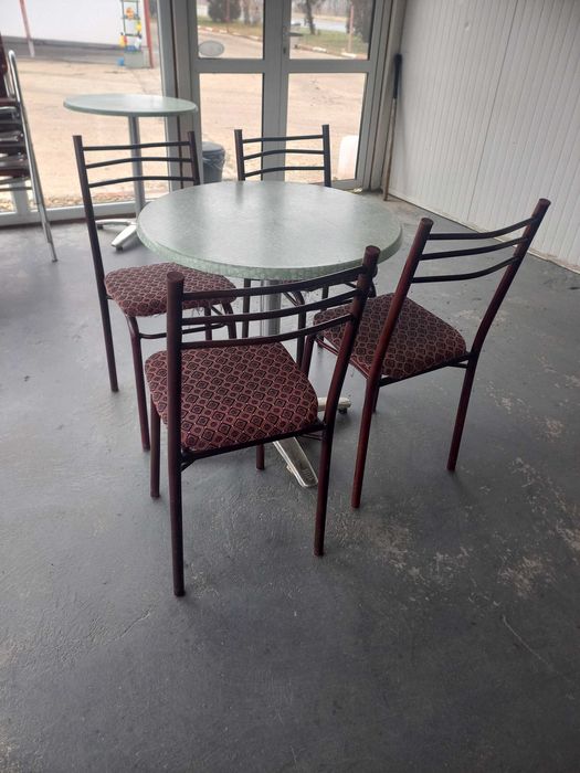 Продавам комплект маси и столове