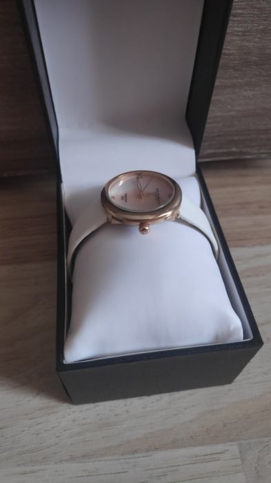 Продавам - нов дамски часовник Akribos XXIV Diamond Dial