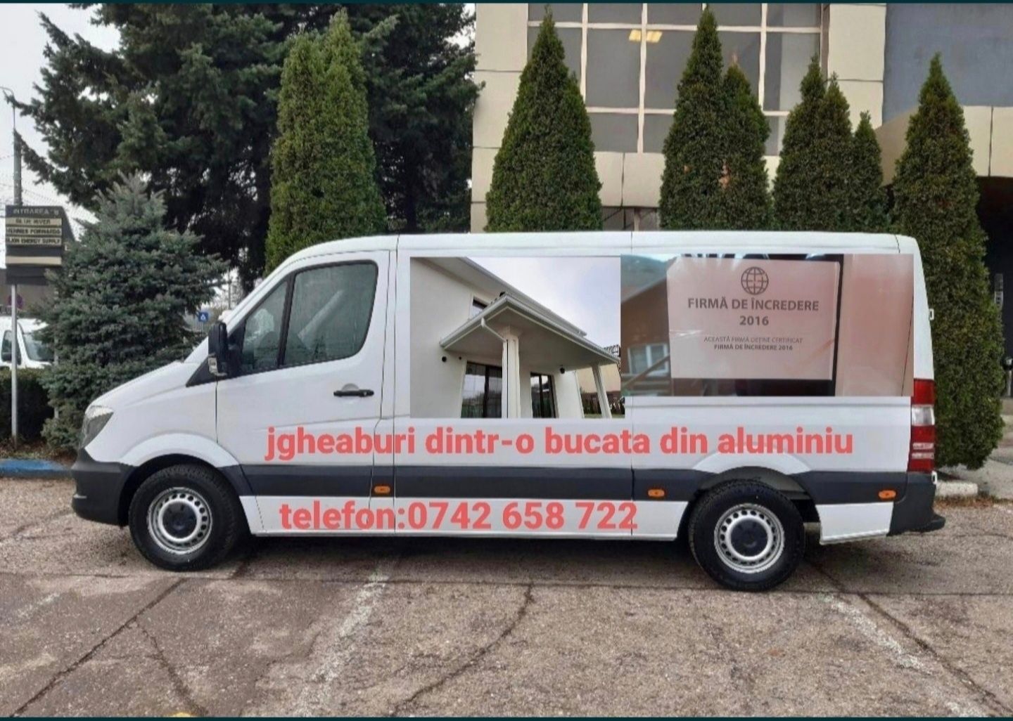 Jgheaburi dintr-o bucata și burlane din aluminiu maro și gri antracit