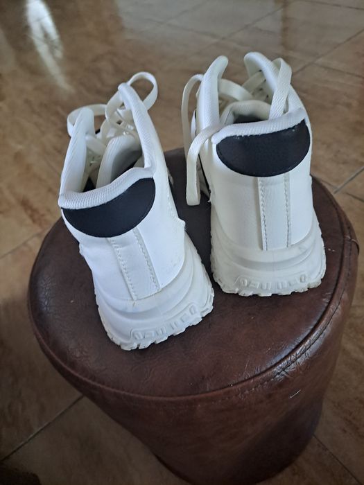 Ghete albe impecabile