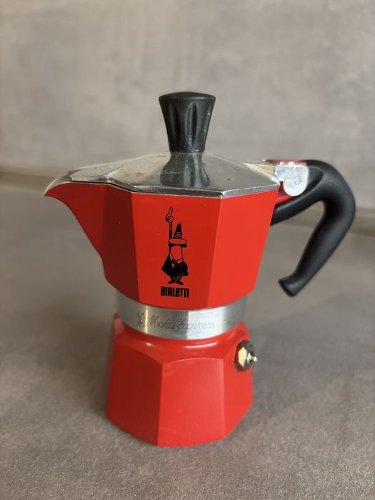 Червена малка кафеварка