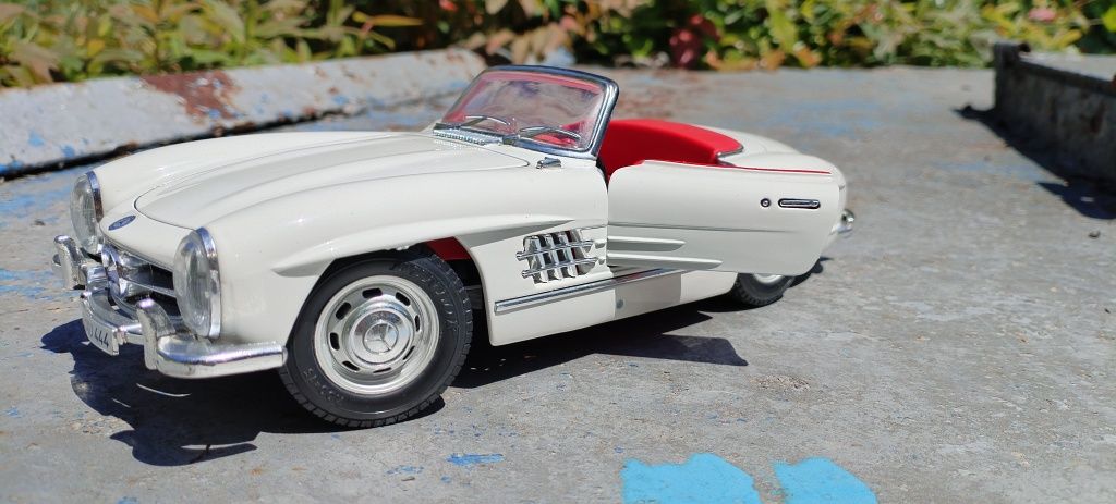 Mercedes Benz 300SL 1:18 1/18 Burago метална количка