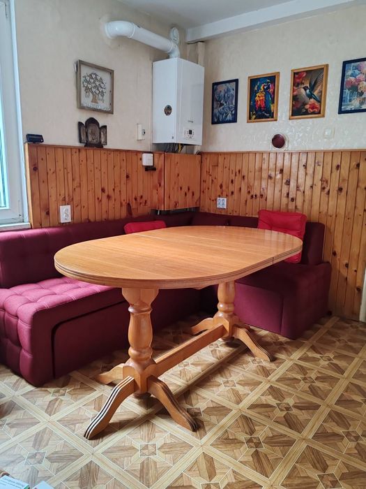 Трапезна маса от масивно дърво