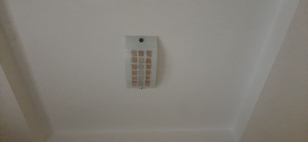 Светильники потолочные 3 штуки с лампочками.