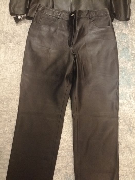 Set costum de piele NOU cu eticheta de calitate superioară /Spania