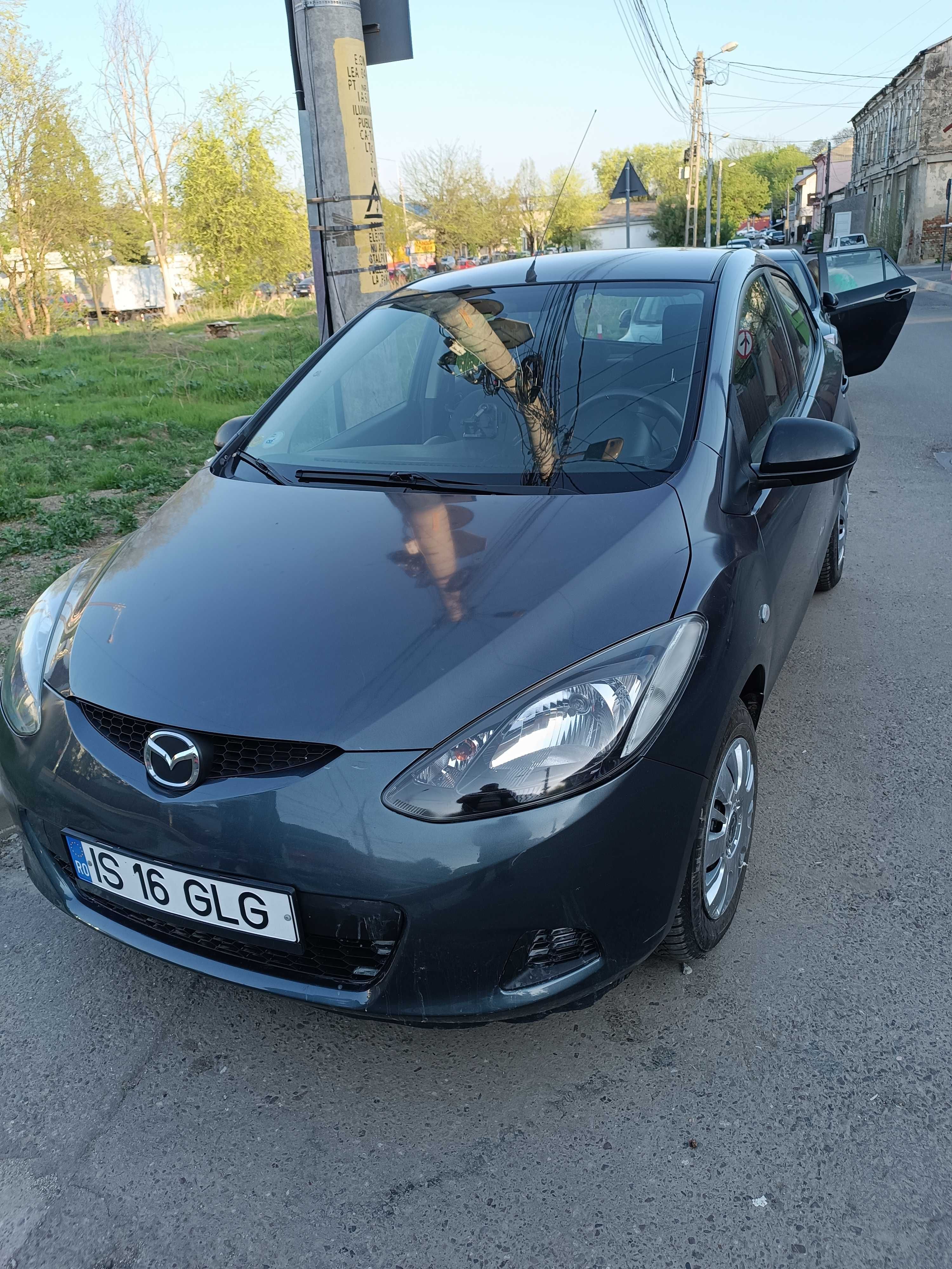 Vând     Mazda 2