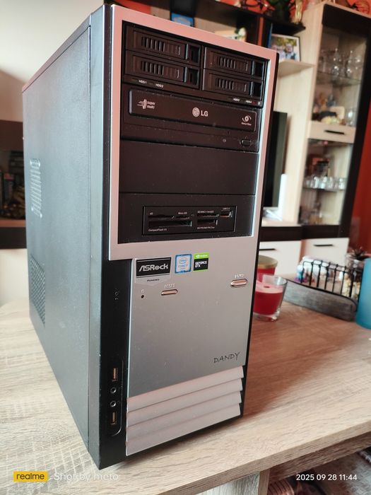 Intel Core i7 / 32 GB RAM / nVidia GTX 750 / 250 GB SSD / Wi-Fi