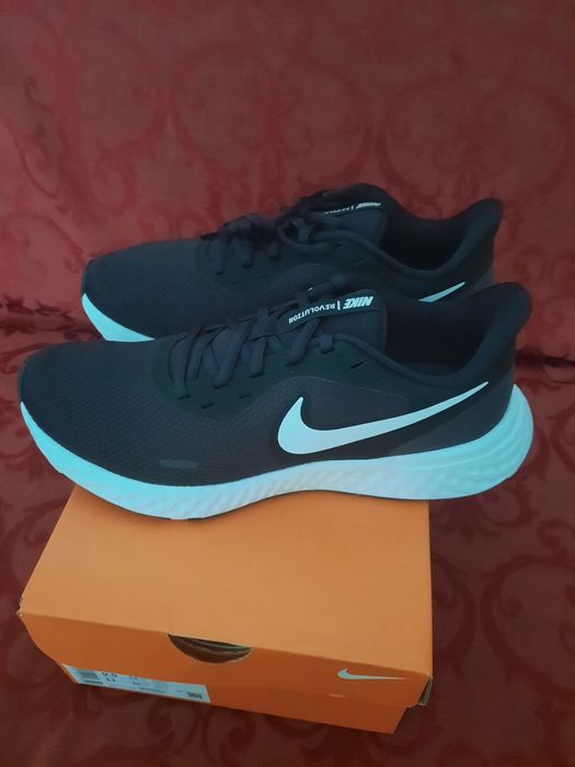 Nike Revolution 5