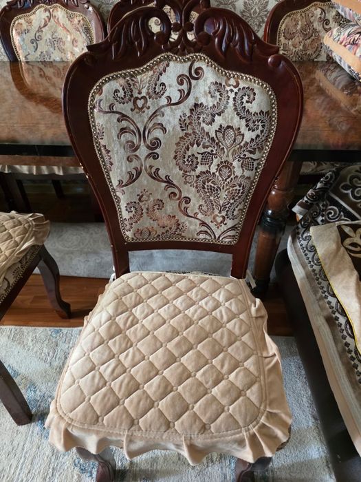 стол 2 метр и 6 орындықпен и шифонер