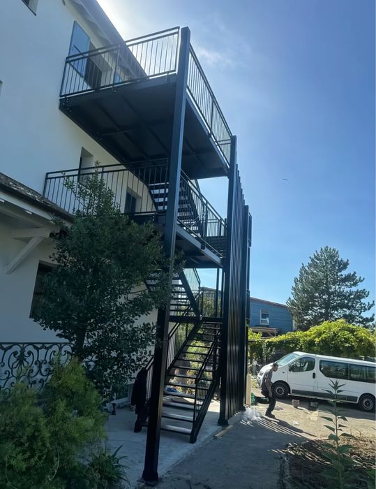 Scari metalice la comanda pentru exterior orice model