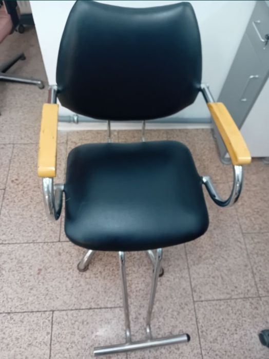 Vand scaun coafura  si scafa.
