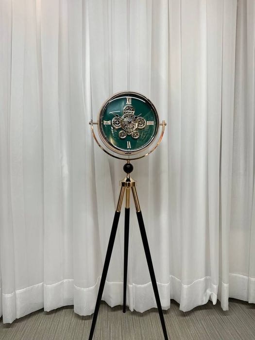 Soat napolniy, 3 oyoqli.