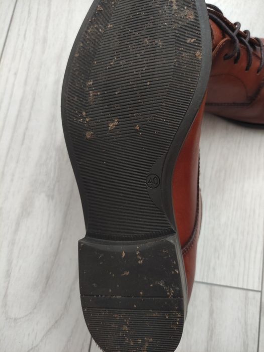 Vând pantofi eleganți