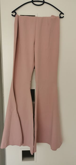 Pantaloni evazati
