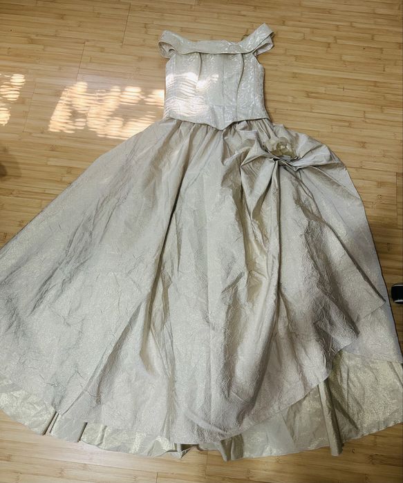 Rochie mireasa bej cu insertii aurii