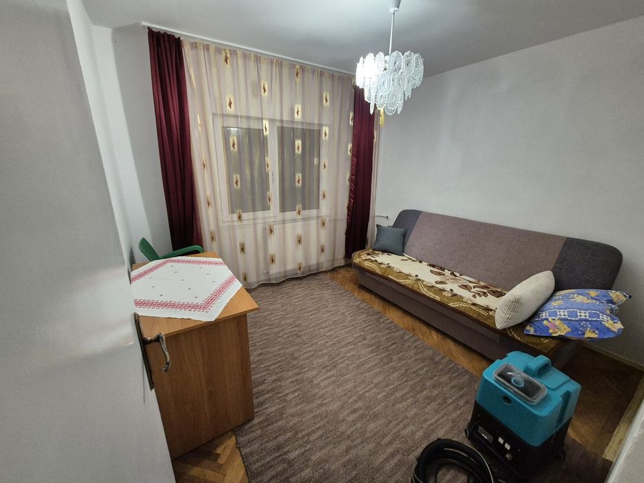 Închiriez apartament 4 camere