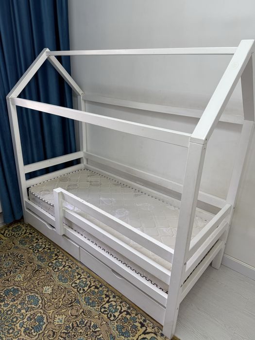 Кровать домик с матрасом