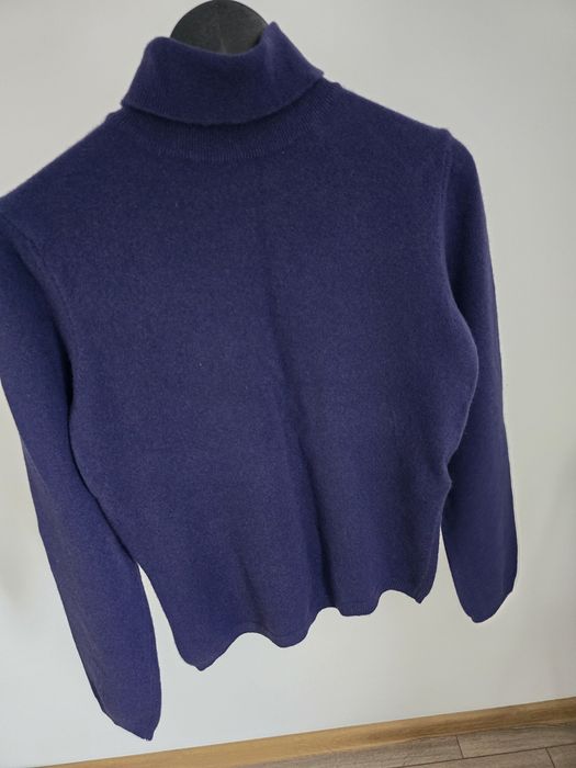 Pulover din lana fina cu guler lejer