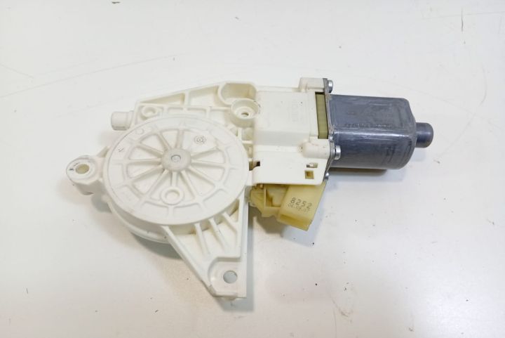 Motoras macara dreapta fata   A2048200242 Mercedes-Benz E-Class W212