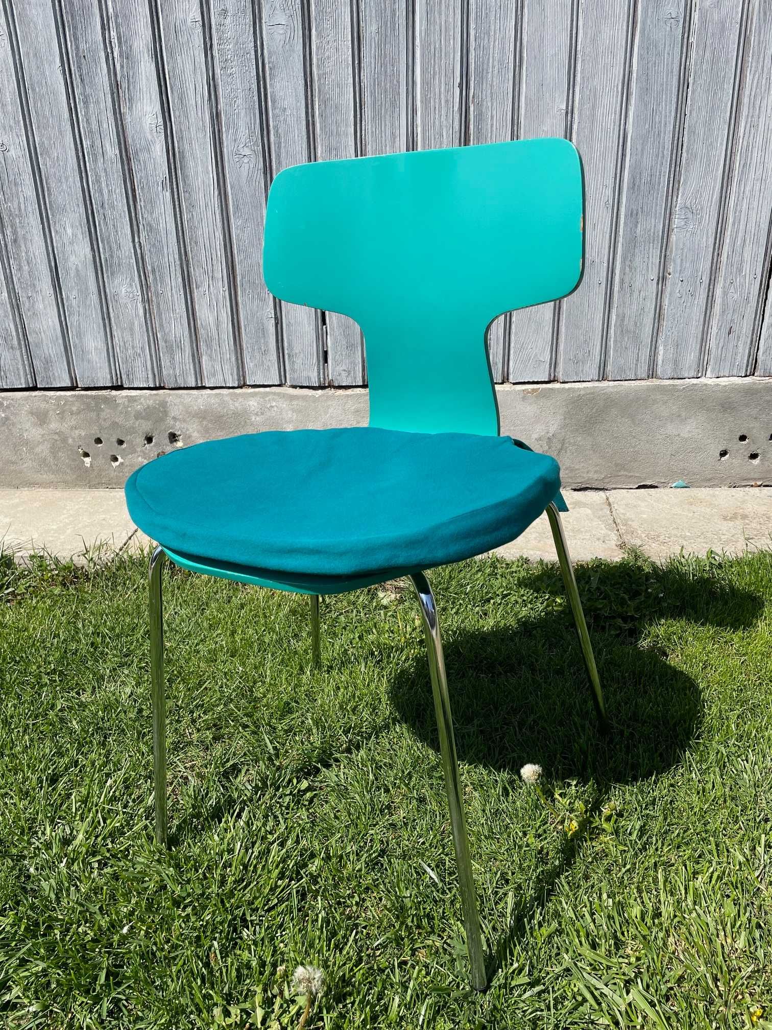 scaun model T design Arne Jacobsen pentru Fritz Hansen
