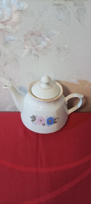 Чайники фарфоровые.